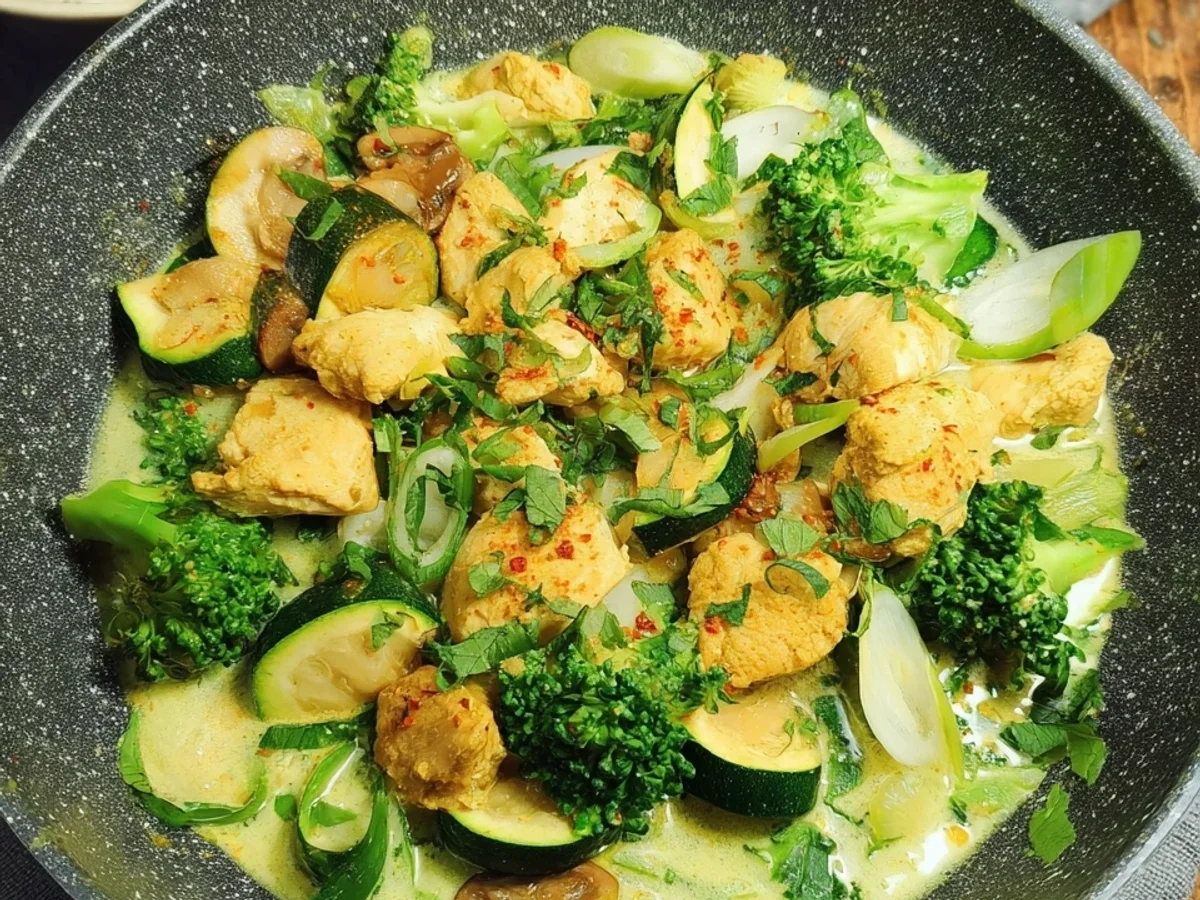 Grüne Low Carb Hähnchenpfanne: Frisch & Schnell gemacht - Beitragsbild